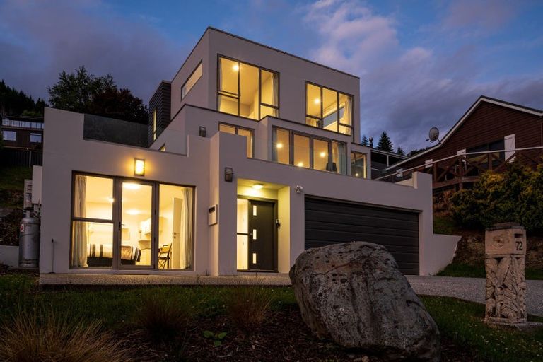 Photo of property in 72 Wynyard Crescent, Fernhill, Queenstown, 9300