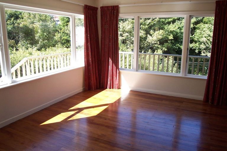 Photo of property in 17 Randwick Road, Northland, Wellington, 6012