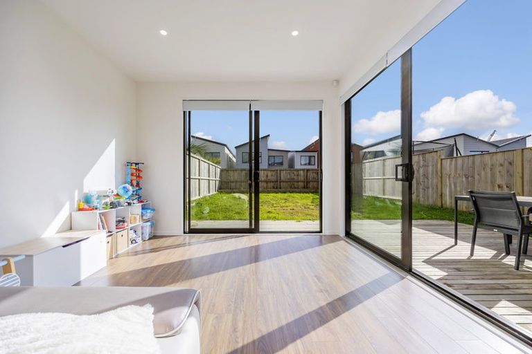 Photo of property in 27 Coast Garden Drive, Hobsonville, Auckland, 0616
