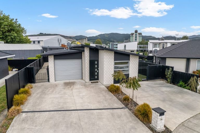 Photo of property in 14 Passchendaele Grove, Trentham, Upper Hutt, 5018