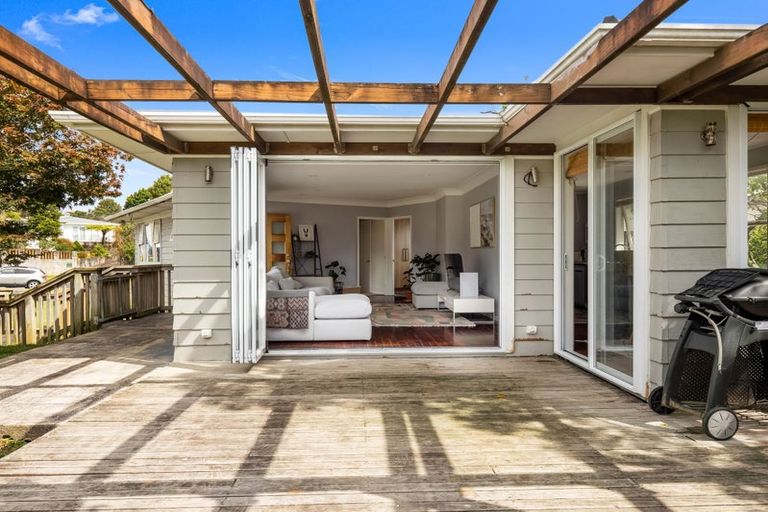 Photo of property in 10 Awaroa Road, Sunnyvale, Auckland, 0612