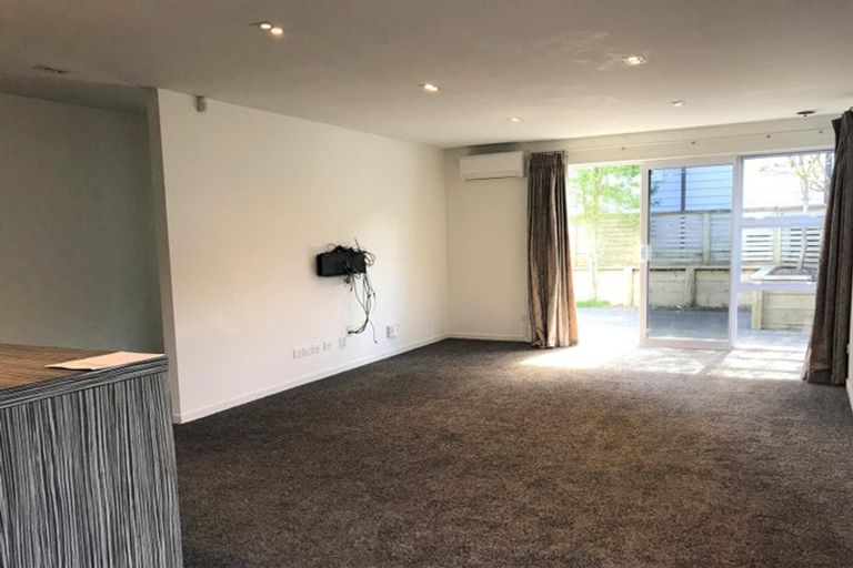 Photo of property in 11a Pinkerton Grove, Newlands, Wellington, 6037