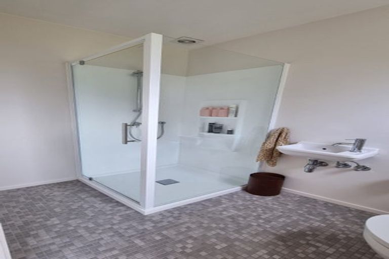 Photo of property in 15 Dawnhaven Drive, Te Atatu Peninsula, Auckland, 0610