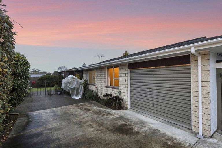 Photo of property in 2/122 Cavendish Road, Casebrook, Christchurch, 8051
