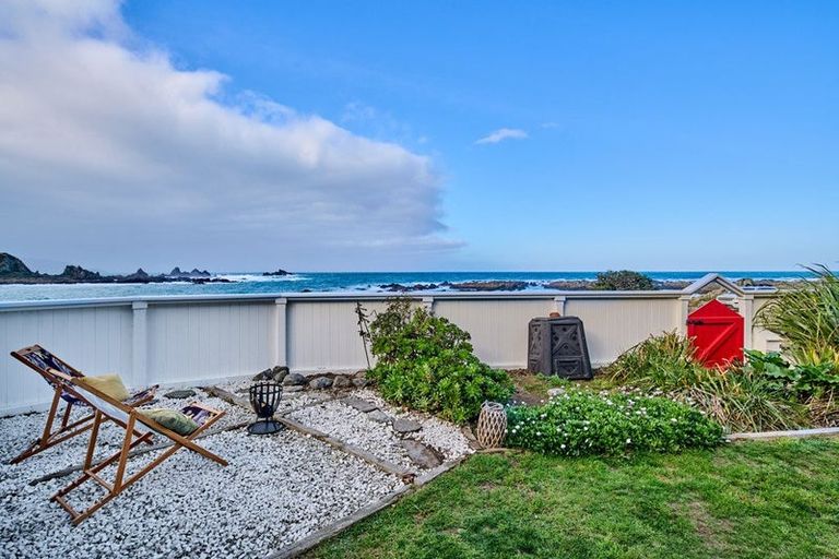 Photo of property in 336 The Esplanade, Island Bay, Wellington, 6023