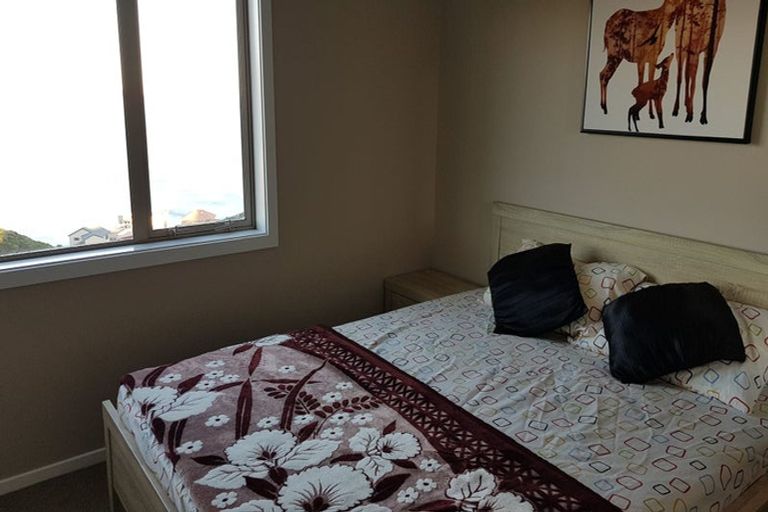 Photo of property in 6b Sunhaven Drive, Newlands, Wellington, 6037