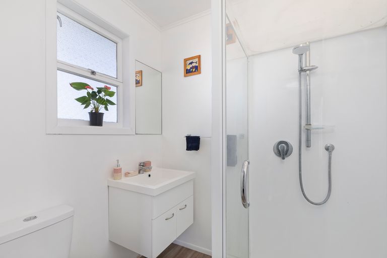 Photo of property in 1/412 East Coast Road, Sunnynook, Auckland, 0630