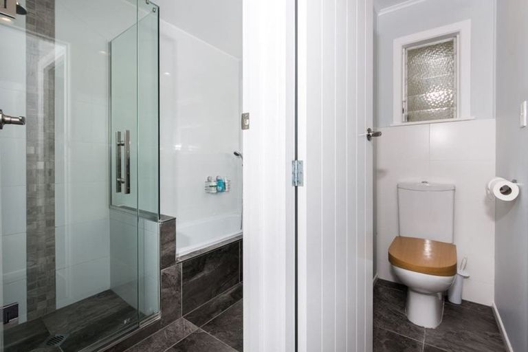 Photo of property in 6 Murray Road, Te Atatu Peninsula, Auckland, 0610