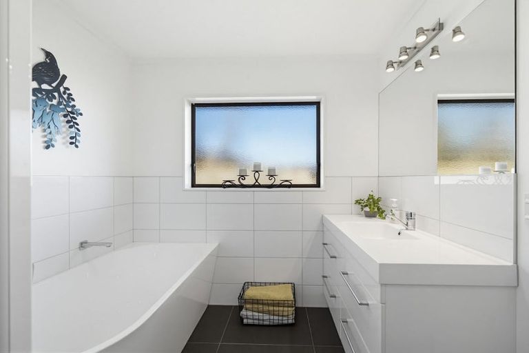 Photo of property in 11 Fern Grove, Taradale, Napier, 4112