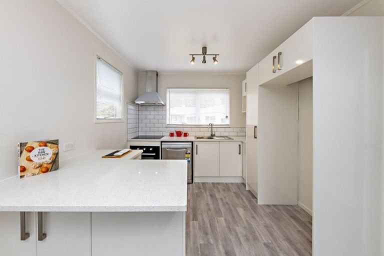 Photo of property in 22 Killington Crescent, Mangere, Auckland, 2022