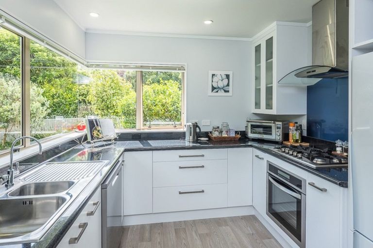 Photo of property in 4 Kaikomako Road, Waikanae, 5036