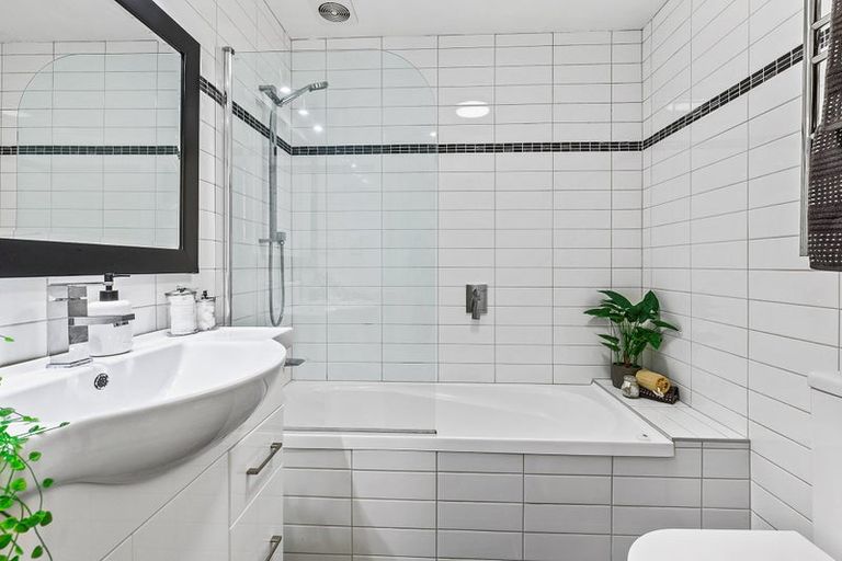 Photo of property in 16b Lincoln Avenue, Tawa, Wellington, 5028