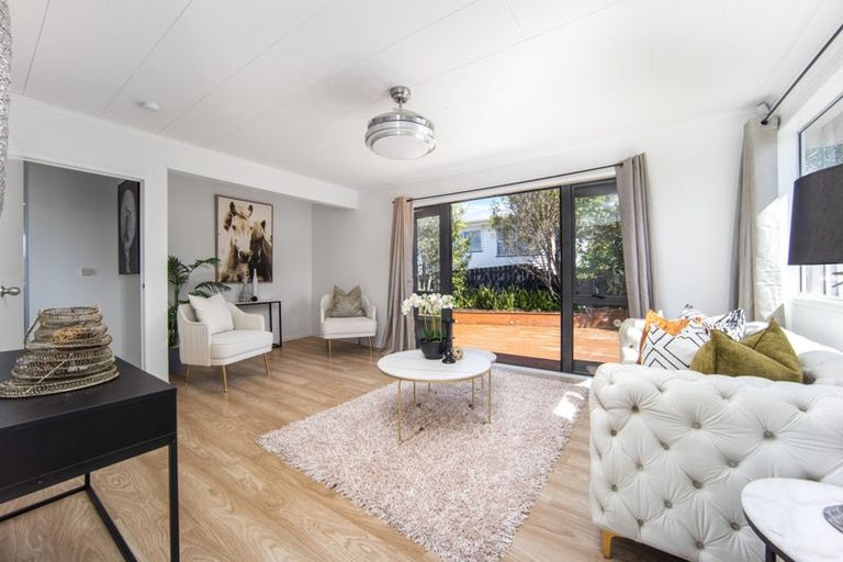 Photo of property in 90 Lantana Road, Green Bay, Auckland, 0604