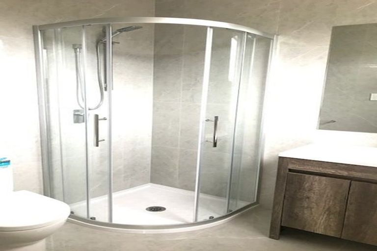 Photo of property in 1a Harrowglen Drive, Northcross, Auckland, 0632