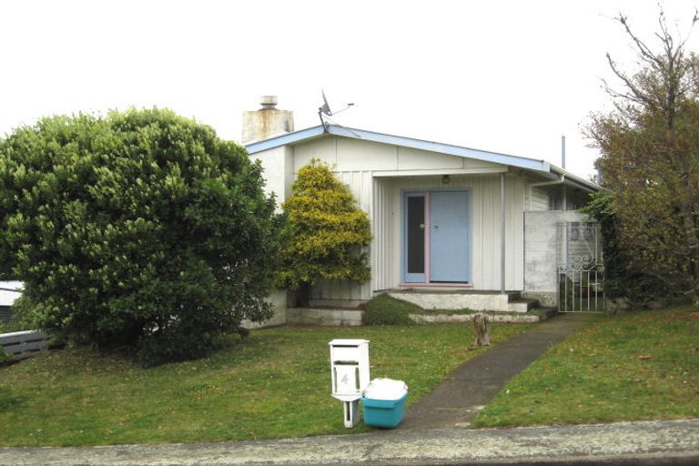 Photo of property in 4 Pritchard Street, Newlands, Wellington, 6037