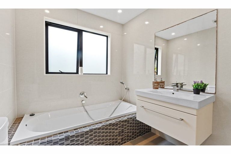 Photo of property in 21 Mariners View Road, Beach Haven, Auckland, 0626