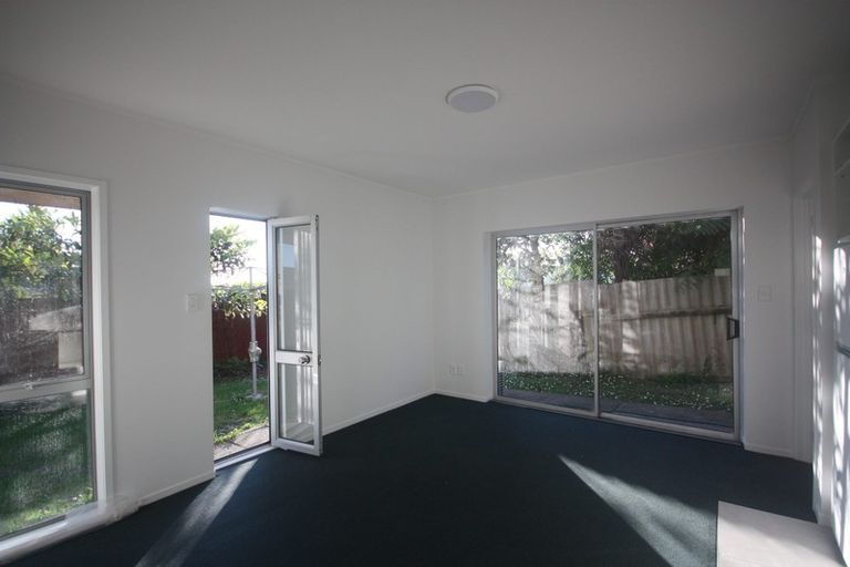 Photo of property in 3/104 East Coast Road, Forrest Hill, Auckland, 0620