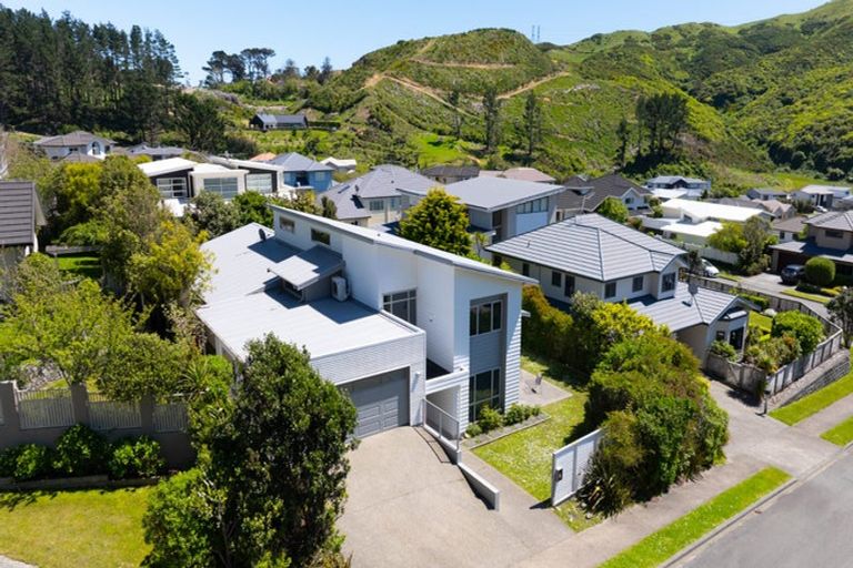 Photo of property in 4 Handly Grove, Churton Park, Wellington, 6037