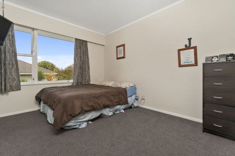 Photo of property in 33 School Road, Te Atatu South, Auckland, 0610