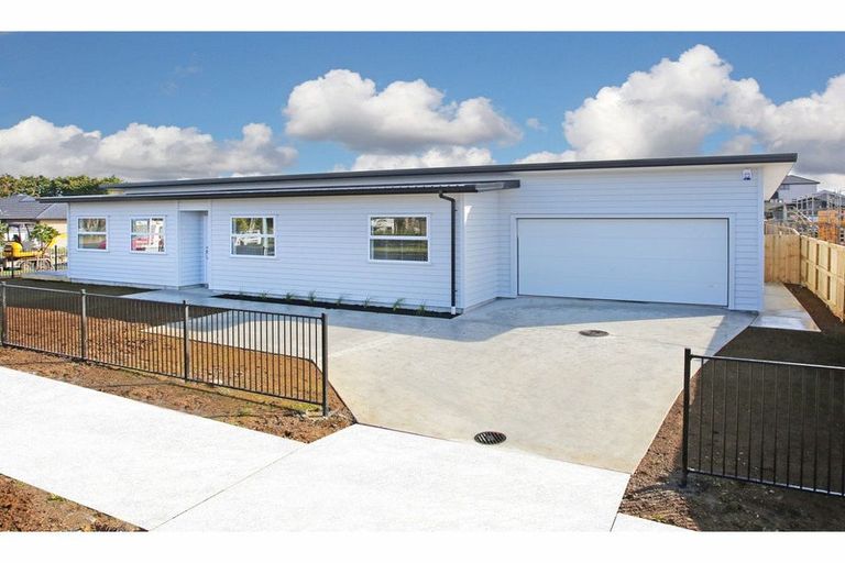 Photo of property in 1 Te Paahi Avenue, Waiuku, 2123