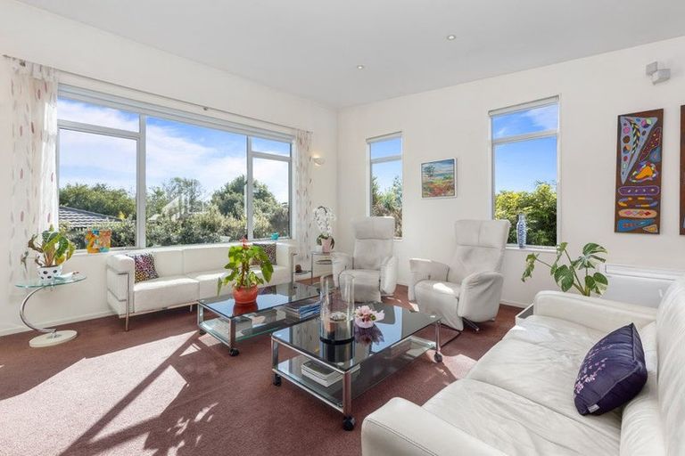 Photo of property in 10 Veronica Close, Red Beach, 0932