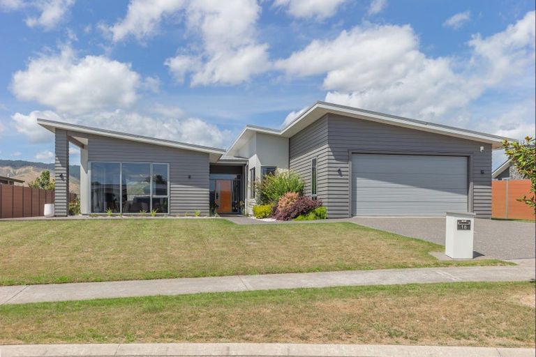 Photo of property in 18 Phoenix Palms Grove, Levin, 5510