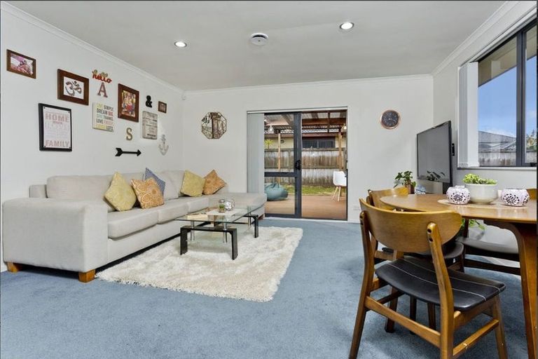 Photo of property in 16 Plumstead Rise, Glen Eden, Auckland, 0602