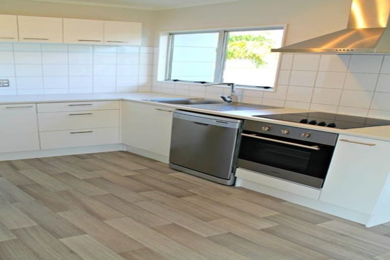 Photo of property in 8 Benchmark Drive, Massey, Auckland, 0614