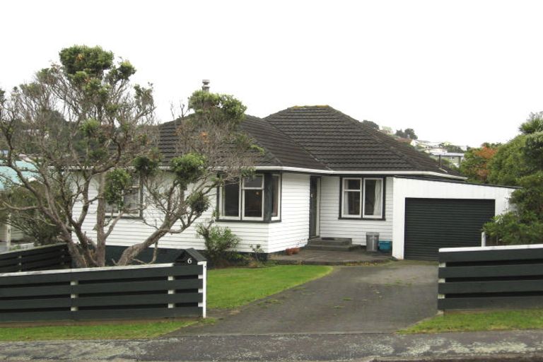 Photo of property in 6 Pritchard Street, Newlands, Wellington, 6037
