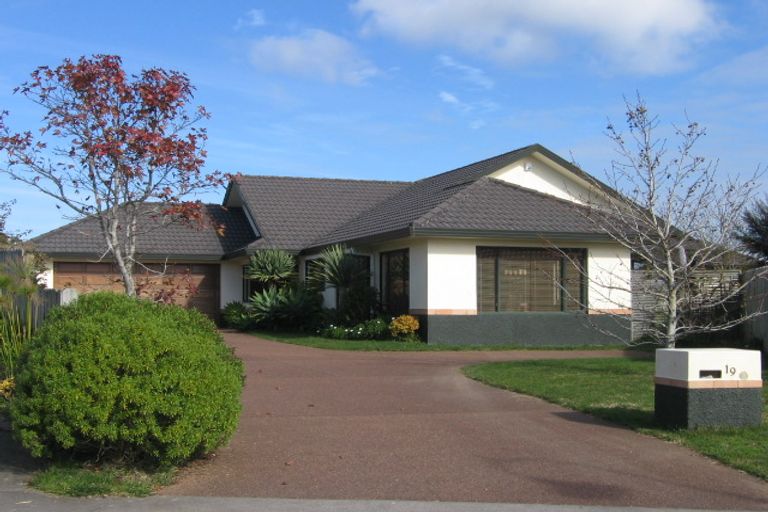 Photo of property in 19 Moycullien Lane, East Tamaki Heights, Auckland, 2016