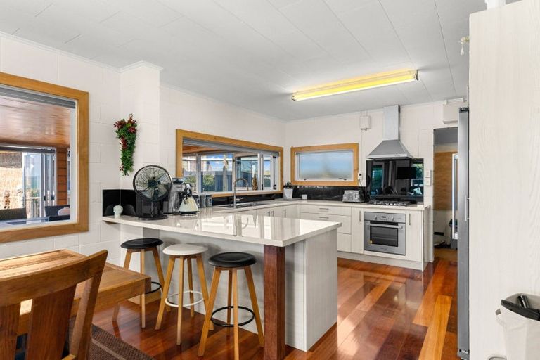 Photo of property in 8 Signal Station Road, Pouto, 0391