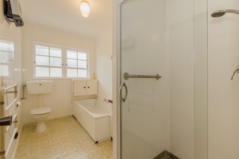 Photo of property in 15 Rewarewa Crescent, Waikanae, 5036