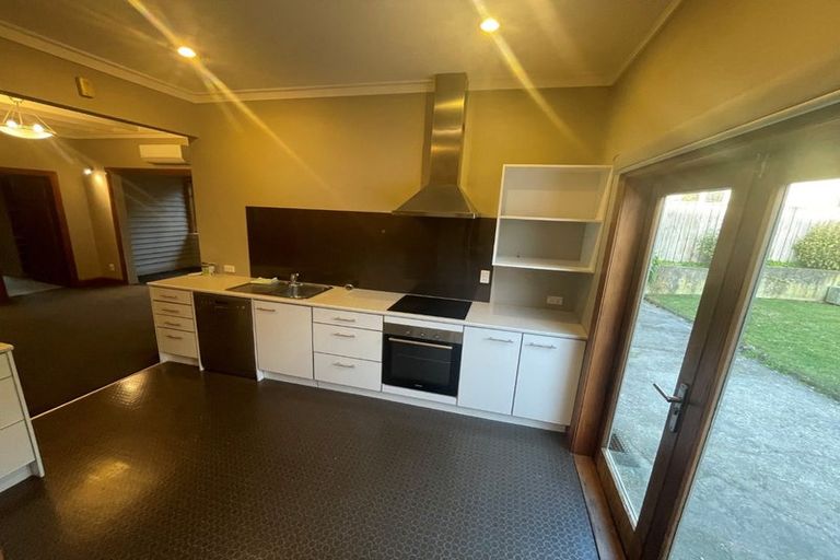 Photo of property in 40 Waiwaka Terrace, Strandon, New Plymouth, 4312