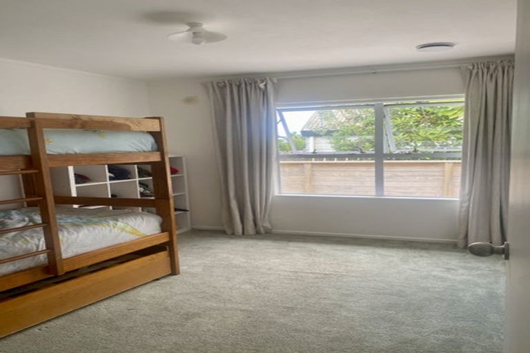 Photo of property in 10 Bill Phillip Place, Clendon Park, Auckland, 2103