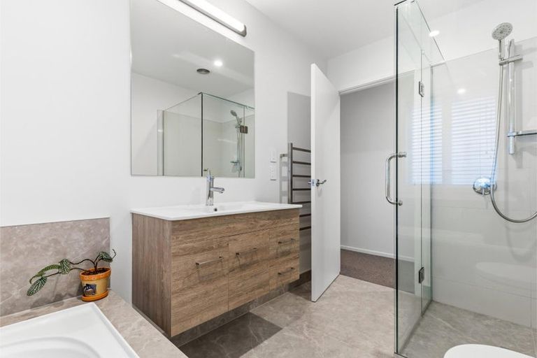 Photo of property in 103 Station Road, Kumeu, 0891
