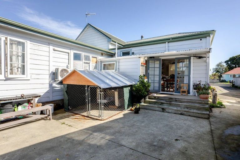 Photo of property in 28 Fox Street, Woodville, 4920