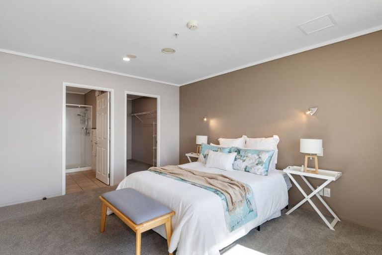 Photo of property in 72 Devonport Road, Tauranga, 3110