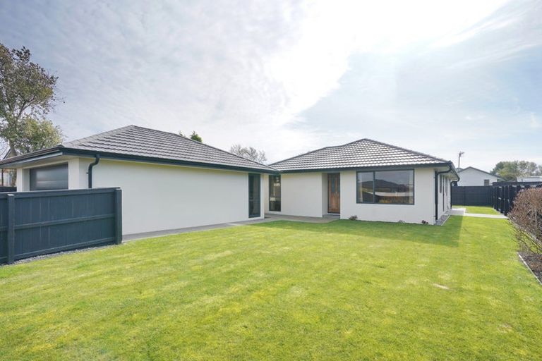 Photo of property in 14 Royal Park Drive, Parklands, Christchurch, 8083