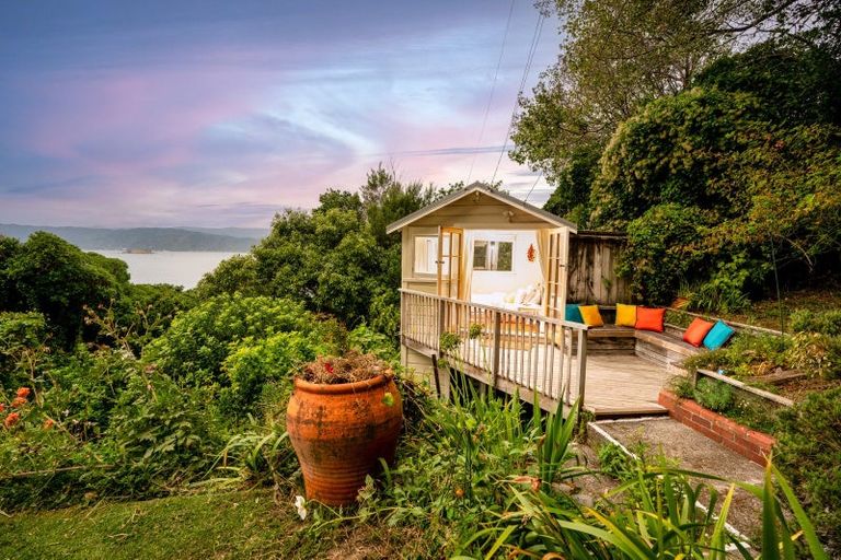 Photo of property in 46 Fortification Road, Karaka Bays, Wellington, 6022