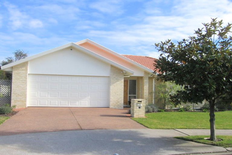 Photo of property in 17 Moycullien Lane, East Tamaki Heights, Auckland, 2016