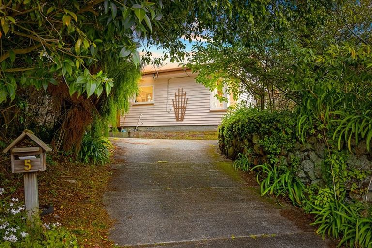Photo of property in 5 Crystal Avenue, Glendene, Auckland, 0602