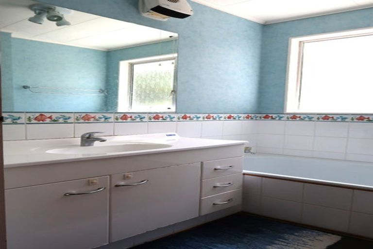 Photo of property in 16 Waipounamu Drive, Kelson, Lower Hutt, 5010