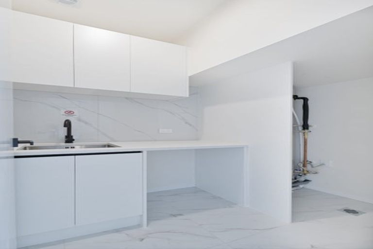 Photo of property in 39 Taipahitini Road, Rosehill, 2113