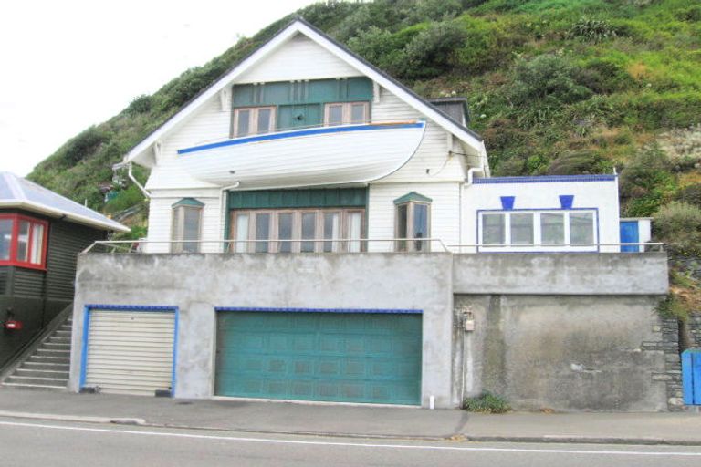 Photo of property in 330 The Esplanade, Island Bay, Wellington, 6023