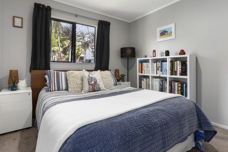 Photo of property in 17 Longview Rise, Massey, Auckland, 0614