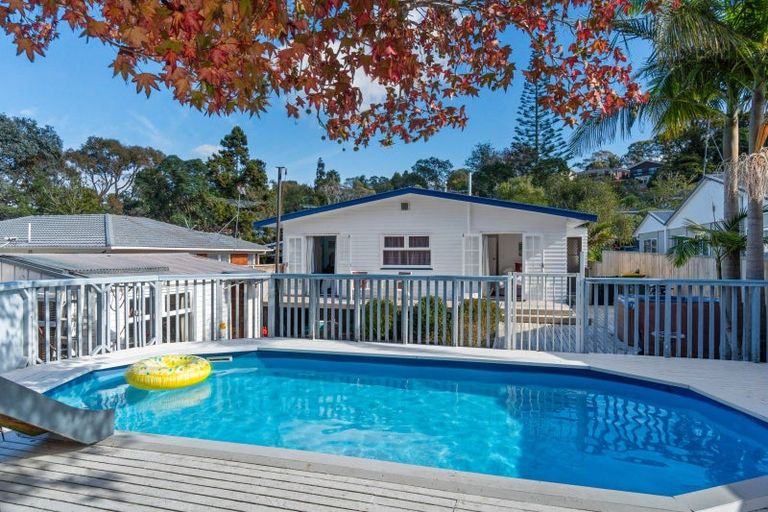 Photo of property in 11 Arosa Place, Forrest Hill, Auckland, 0620