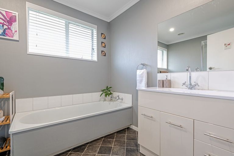 Photo of property in 76 John F Kennedy Drive, Milson, Palmerston North, 4414