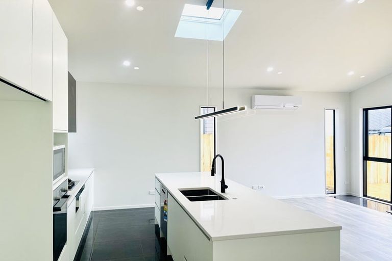 Photo of property in 17 Cronshaw Road, Karaka, 2113