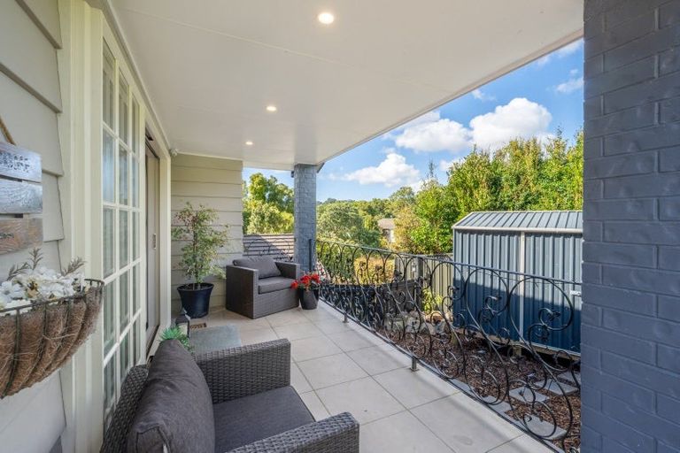 Photo of property in 8 Kerry Dell, Cockle Bay, Auckland, 2014