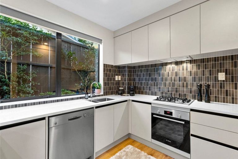 Photo of property in 112b Hutchinson Avenue, New Lynn, Auckland, 0600